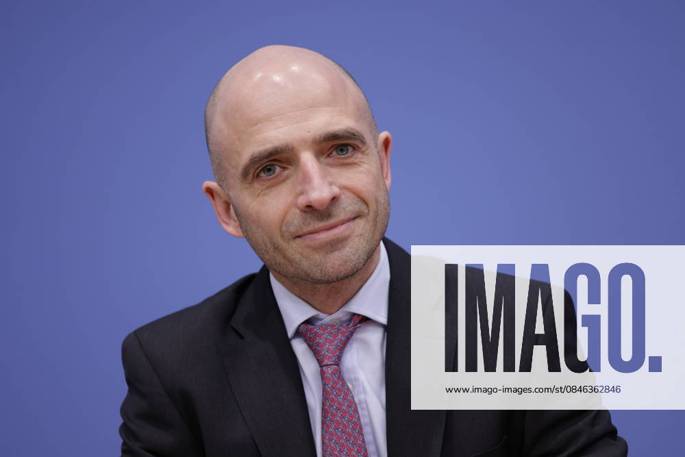 Dr. Benjamin Weigert, Head of Economic Affairs Department, Germany, Berlin, Federal Press Conference, Presentation of the Federal Governments Annual Economic Report 2026