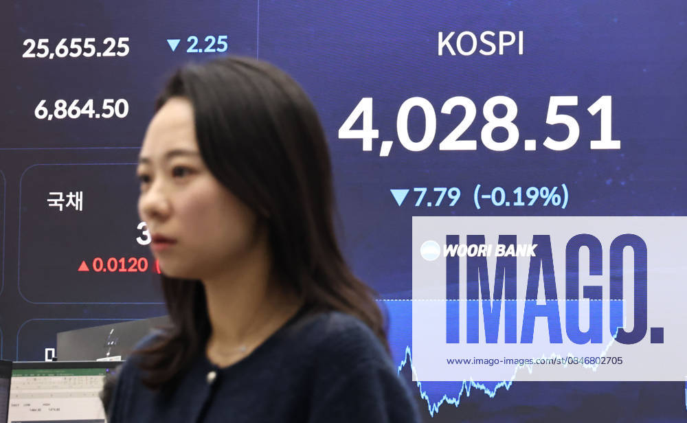 KOSPI falls KOSPI falls A financial data screen in the dealing room of Woori Bank in Seoul on Dec. 4, 2025, shows the benchmark Korea Composite Stock Price Index having slipped 7.79 points, or 0.19 percent, to close at 4,028.51. South Korean stocks closed slightly lower as renewed concerns over stretched valuations in artificial intelligence weighed on major chipmakers despite auto gains. (Yonhap) 2025-12-04 16:23:39 < 1980-2025 YONHAPNEWS AGENCY. .> ¼­¿ïÆ¯º°½Ã