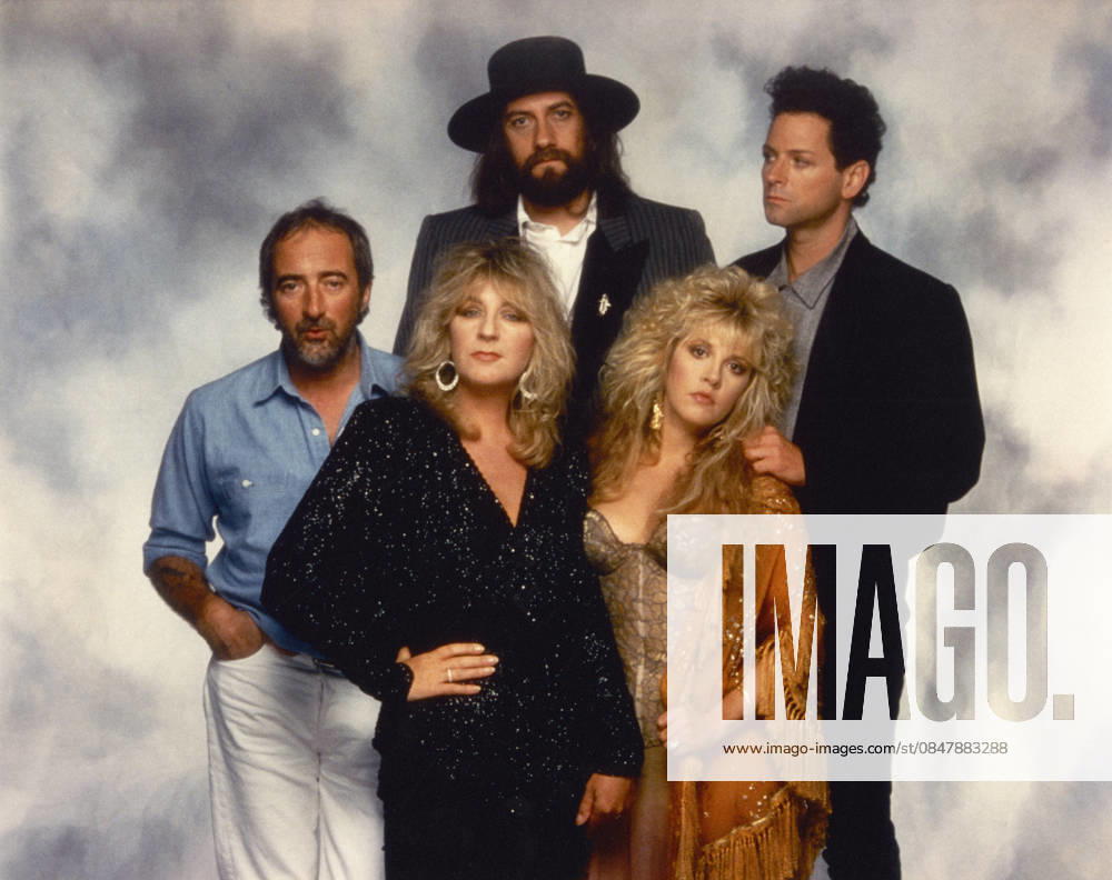 Fleetwood Mac (John McVie, Christine McVie, Stevie Nicks, Mick Fleetwood, Lindsey Buckingham) circa 1977 ** I.V.M.