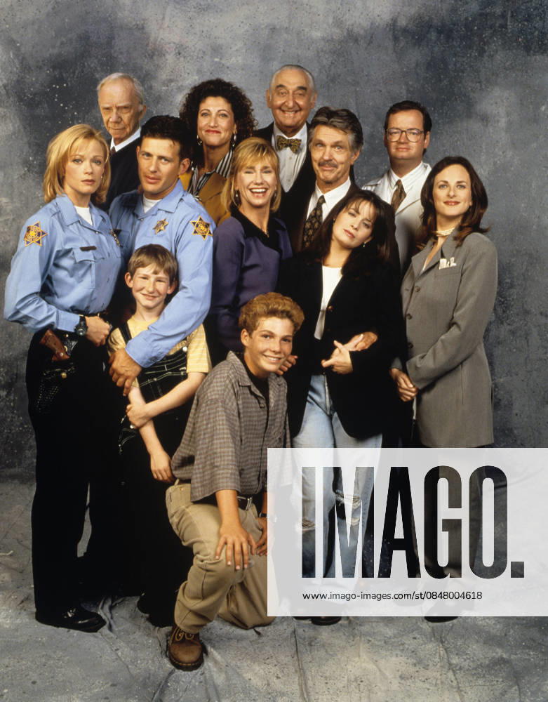Picket Fences Tom Skerritt, Lauren Holly, Kathy Baker, Adam Wylie, Fyvush Finkel 1995