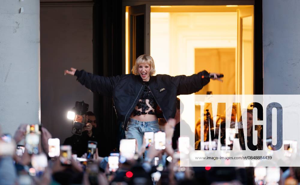 Belgian singer Angele pictured during a world premiere of Angele s new song and music video, Thursday 26 February 2026, in Brussels, The video is broadcasted at La Monnaie De Munt Royal opera building at the Place de la Monnaie Muntplein, in Brussels. BENOITxDOPPAGNE 165438158