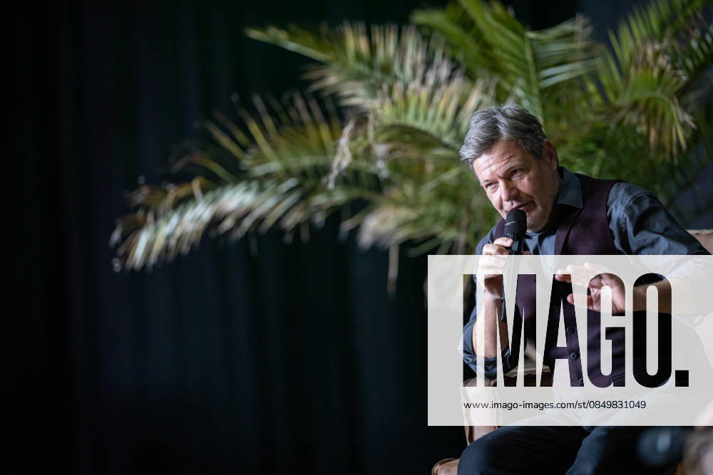 Former Federal Minister of Economics Robert Habeck on the campaign trail for the state election Green Party campaign event in Mainz Recording Podcast Habeck live , Mainz Rhineland-Palatinate Germany Hall 45 Event location
