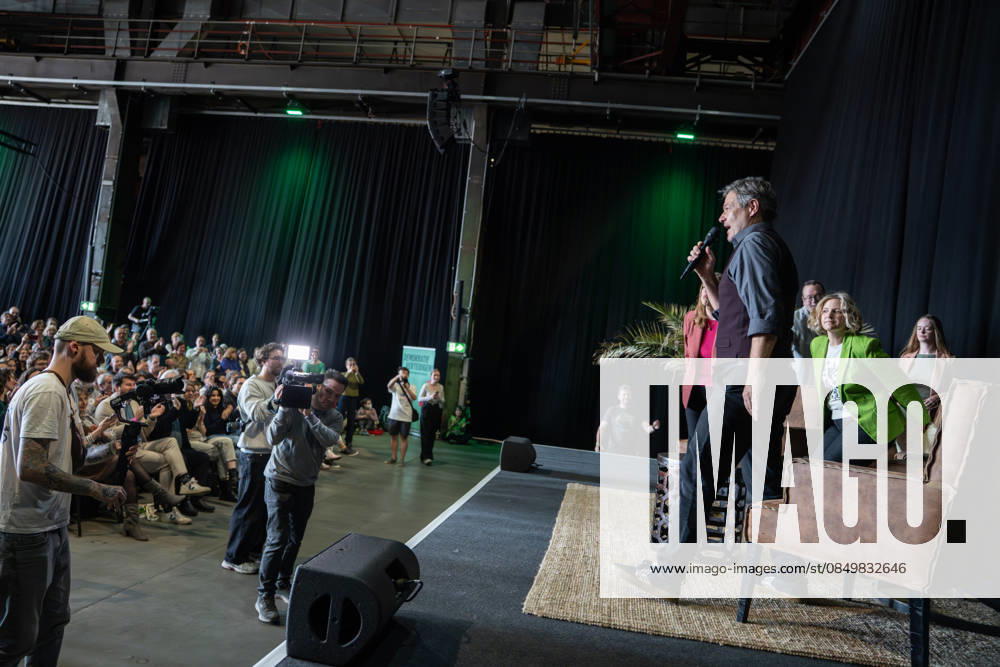 Former Federal Minister of Economics Robert Habeck on the campaign trail for the state election Green Party campaign event in Mainz Recording Podcast Habeck live , Mainz Rhineland-Palatinate Germany Hall 45 Event location