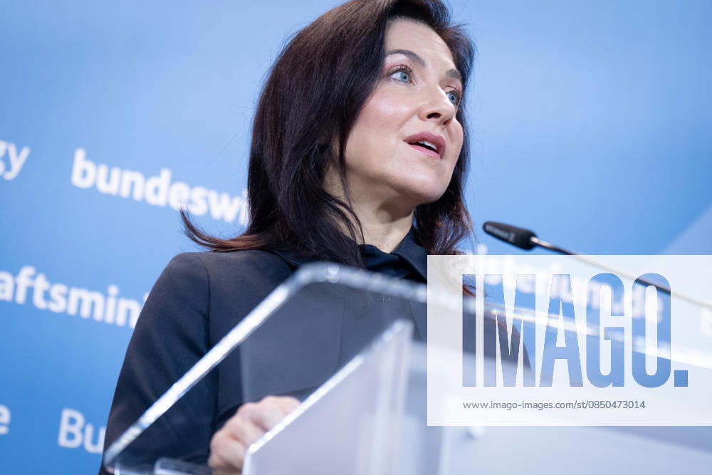 Katherina Reiche, Federal Minister for Economic Affairs and Energy, BMWE Top-level meeting Bündnis Zukunft, Katherina Reiche, Federal Minister for Economic Affairs and Energy, BMWE, Berlin, Press statement Berlin Berlin GER