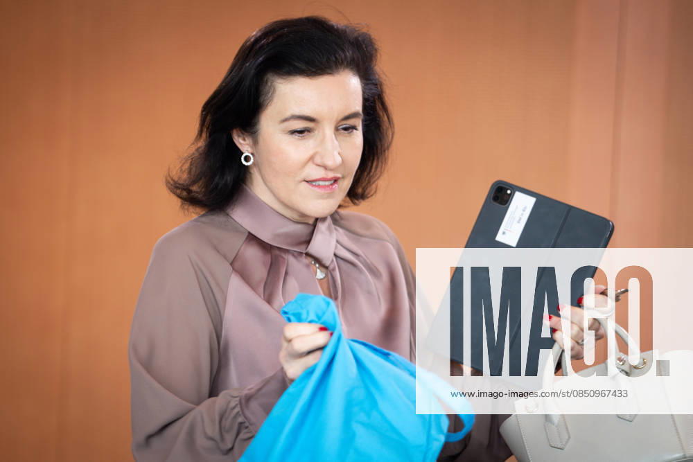 Federal Cabinet meeting, 18 03 2026, Berlin, Dorothee Baer, Federal Minister for Research, Technology and Space packed with Ipad and bags in the run-up to the cabinet meeting, Federal Cabinet meeting at the Federal Chancellery in Berlin Berlin Berlin Germany