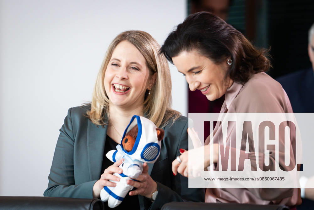 Federal Cabinet meeting, 18 03 2026, Berlin, Dorothee Baer, Federal Minister for Research, Technology and Space presents Verena Hubertz, Federal Minister for Housing, Urban Development and Construction with an astronaut bear in the run-up to the Cabinet meeting, Federal Cabinet meeting in the Federal Chancellery in Berlin Berlin Berlin Germany