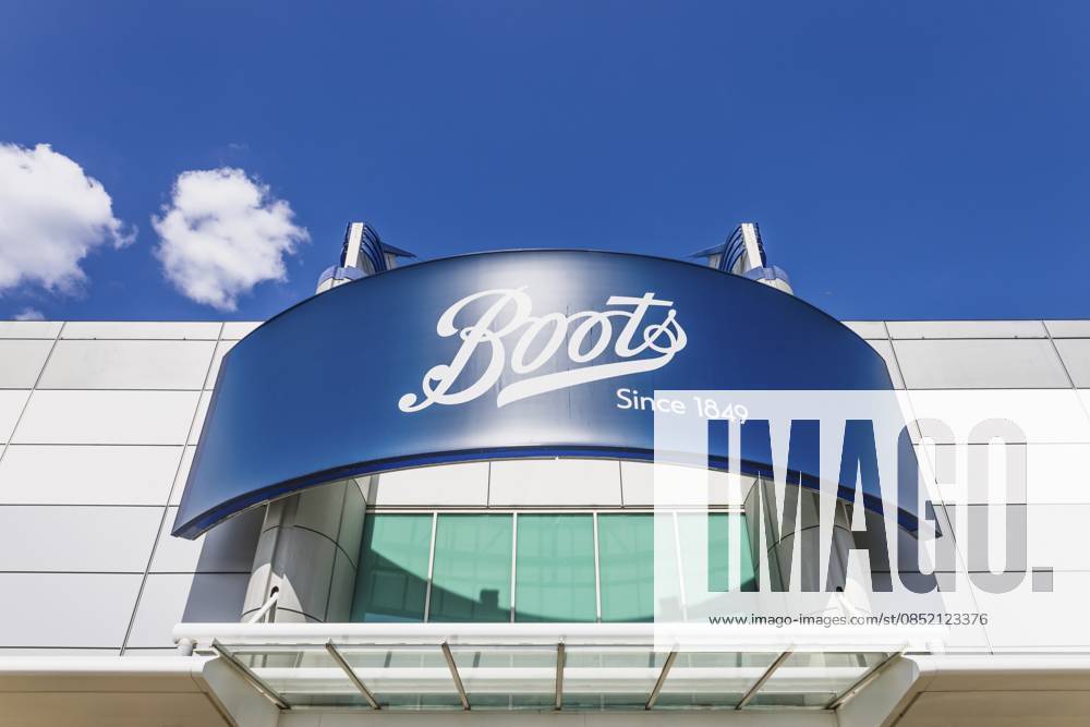 Apothekenschild von Boots an einer modernen Fassade mit strahlend blauem Himmel. London, Vereinigtes Königreich, 28. Juli 2024 Boots pharmacy sign on a modern facade with bright blue sky. London, UK