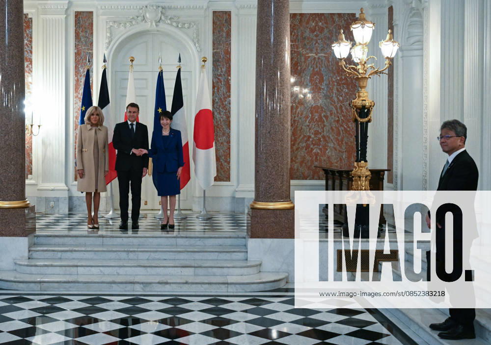 French President Emmanuel Macron in Tokyo TOKYO, JAPAN - APRIL 01: (--- – MANDATORY CREDIT - PHILIP FONG POOL AFP - NO MARKETING NO ADVERTISING CAMPAIGNS - DISTRIBUTED AS A SERVICE TO CLIENTS----) French President Emmanuel Macron (C) shakes hands with Japanese Prime Minister Sanae Takaichi as first lady Brigitte Macron (L) looks on during a Welcoming ceremony at the Akasaka palace in Tokyo, Japan on April 01, 2026. Philip Fong Pool AFP Anadolu Tokyo Japan. Editorial use only. Please get in touch for any other usage.