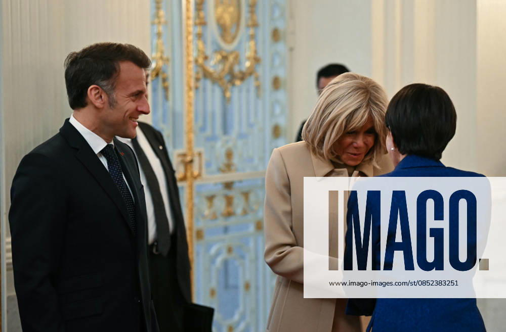 French President Emmanuel Macron in Tokyo TOKYO, JAPAN - APRIL 01: (--- – MANDATORY CREDIT - PHILIP FONG POOL AFP - NO MARKETING NO ADVERTISING CAMPAIGNS - DISTRIBUTED AS A SERVICE TO CLIENTS----) French President Emmanuel Macron (L) and first lady Brigitte Macron (C) meet with Japanese Prime Minister Sanae Takaichi during a welcoming ceremony at the Akasaka palace in Tokyo, Japan on April 01, 2026. Philip Fong Pool AFP Anadolu Tokyo Japan. Editorial use only. Please get in touch for any other usage.