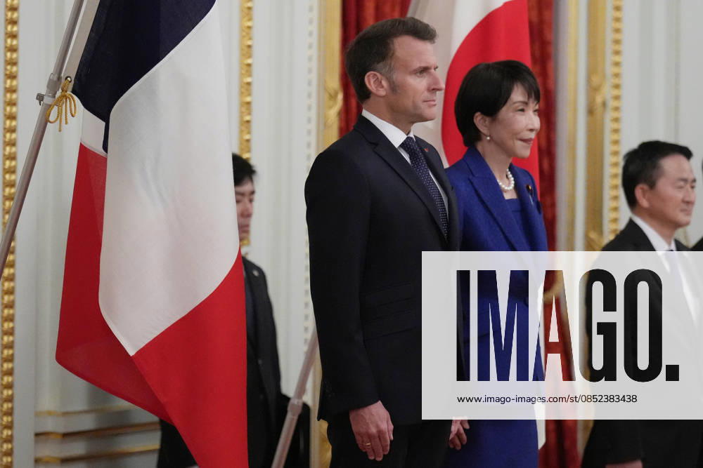 French President Emmanuel Macron in Tokyo TOKYO, JAPAN - APRIL 01: (---- - MANDATORY CREDIT - HIRO KOMAE AP PHOTO POOL - NO MARKETING NO ADVERTISING CAMPAIGNS - DISTRIBUTED AS A SERVICE TO CLIENTS----) Japanese Prime Minister Sanae Takaichi (R) and French President Emmanuel Macron (L) attend a welcoming ceremony at the Akasaka Palace State Guest House on April 01, 2026 in Tokyo, Japon. AP Photo Hiro Komae Pool Anadolu Tokyo Japan. Editorial use only. Please get in touch for any other usage.