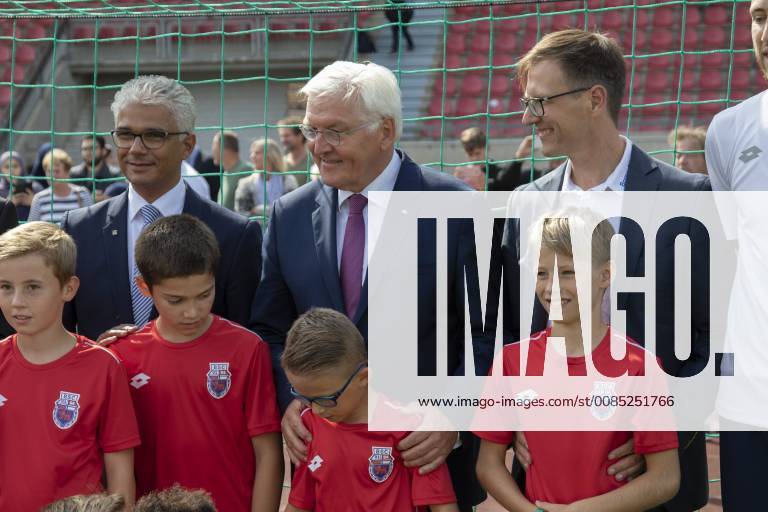 Federal President Frank Walter Steinmeier M with youth players visiting the Bonn sports club 01 04 next to Dirk Mazurkiewicz R Chairman of the Bonn SC and Mayor Ashok Sridharan L Bonn 31 08 2018 Federal President Steinmeier at Bonn SC