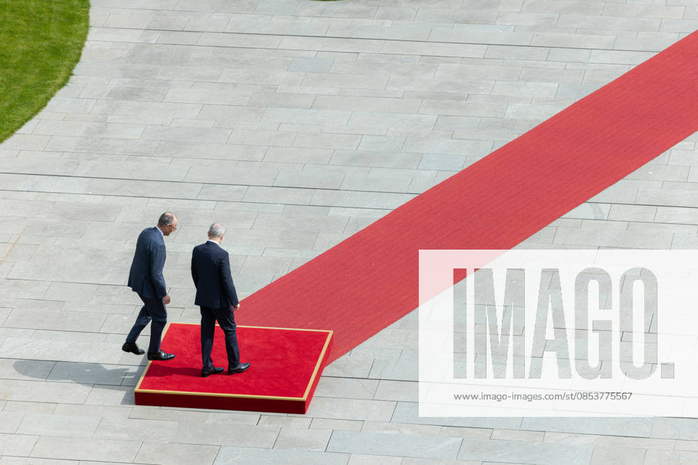 Federal Chancellor Merz receives the Irish Taoiseach Head of Government of Ireland Micheal Martin with military honors Germany, Berlin on 16 April 2026 Federal Chancellor Friedrich Merz CDU welcomes the Head of Government of Ireland on the red carpet in the Chancellery