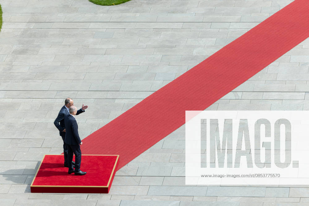 Federal Chancellor Merz receives the Irish Taoiseach Head of Government of Ireland Micheal Martin with military honors Germany, Berlin on 16 April 2026 Federal Chancellor Friedrich Merz CDU welcomes the Head of Government of Ireland on the red carpet in the Chancellery