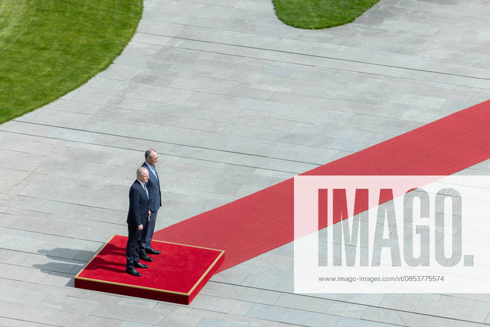 Federal Chancellor Merz receives the Irish Taoiseach Head of Government of Ireland Micheal Martin with military honors Germany, Berlin on 16 April 2026 Federal Chancellor Friedrich Merz CDU welcomes the Head of Government of Ireland on the red carpet in the Chancellery