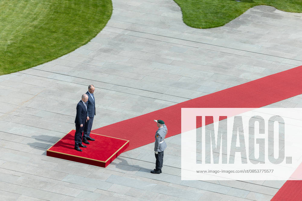 Federal Chancellor Merz receives the Irish Taoiseach Head of Government of Ireland Micheal Martin with military honors Germany, Berlin on 16 April 2026 Federal Chancellor Friedrich Merz CDU welcomes the Head of Government of Ireland on the red carpet in the Chancellery