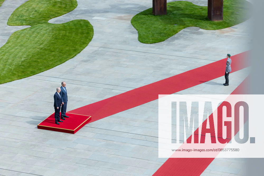 Federal Chancellor Merz receives the Irish Taoiseach Head of Government of Ireland Micheal Martin with military honors Germany, Berlin on 16 April 2026 Federal Chancellor Friedrich Merz CDU welcomes the Head of Government of Ireland on the red carpet in the Chancellery
