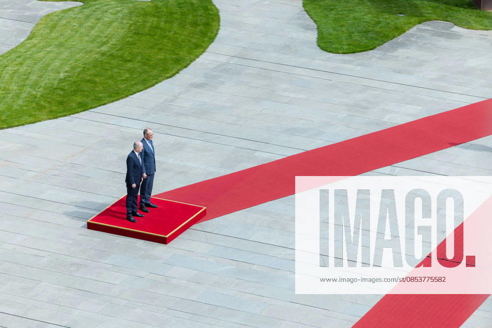 Federal Chancellor Merz receives the Irish Taoiseach Head of Government of Ireland Micheal Martin with military honors Germany, Berlin on 16 April 2026 Federal Chancellor Friedrich Merz CDU welcomes the Head of Government of Ireland on the red carpet in the Chancellery
