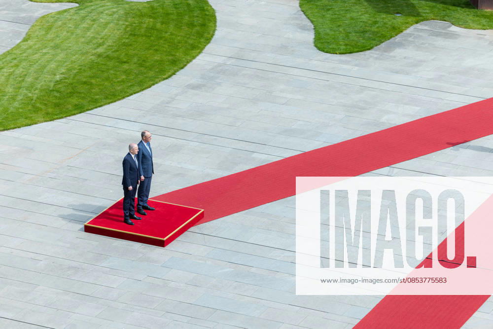 Federal Chancellor Merz receives the Irish Taoiseach Head of Government of Ireland Micheal Martin with military honors Germany, Berlin on 16 April 2026 Federal Chancellor Friedrich Merz CDU welcomes the Head of Government of Ireland on the red carpet in the Chancellery