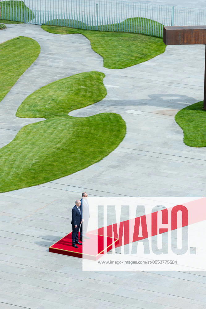 Federal Chancellor Merz receives the Irish Taoiseach Head of Government of Ireland Micheal Martin with military honors Germany, Berlin on 16 April 2026 Federal Chancellor Friedrich Merz CDU welcomes the Head of Government of Ireland on the red carpet in the Chancellery