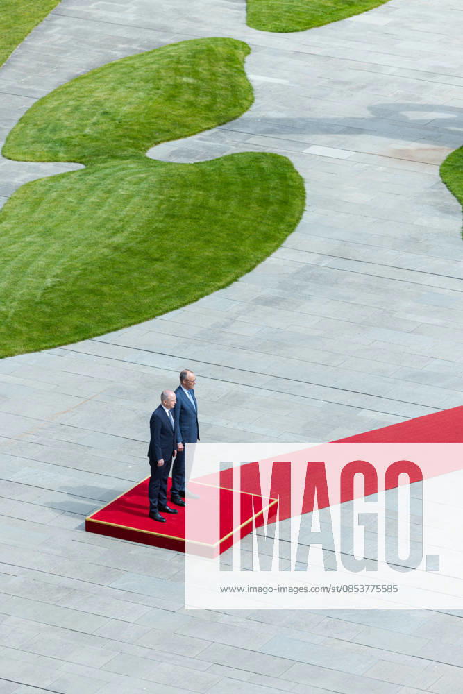 Federal Chancellor Merz receives the Irish Taoiseach Head of Government of Ireland Micheal Martin with military honors Germany, Berlin on 16 April 2026 Federal Chancellor Friedrich Merz CDU welcomes the Head of Government of Ireland on the red carpet in the Chancellery