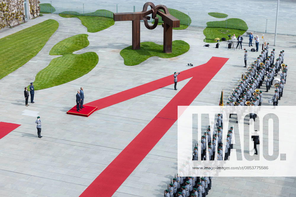 Federal Chancellor Merz receives the Irish Taoiseach Head of Government of Ireland Micheal Martin with military honors Germany, Berlin on 16 April 2026 Federal Chancellor Friedrich Merz CDU welcomes the Head of Government of Ireland on the red carpet in the Chancellery