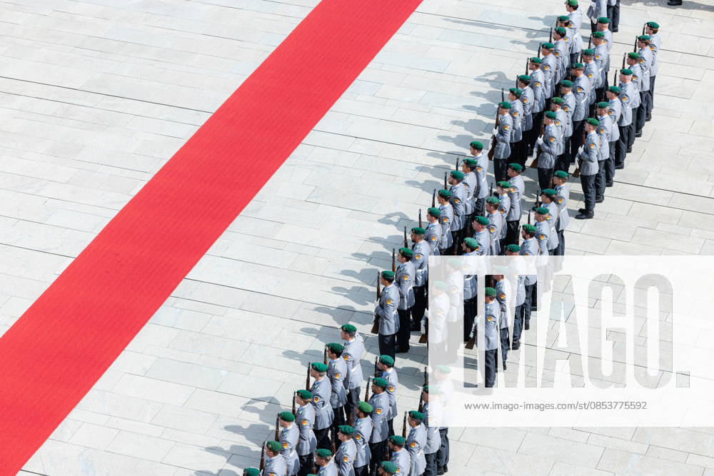 Federal Chancellor Merz receives the Irish Taoiseach Head of Government of Ireland Micheal Martin with military honors Germany, Berlin on 16 April 2026 Federal Chancellor Friedrich Merz CDU welcomes the Head of Government of Ireland on the red carpet in the Chancellery