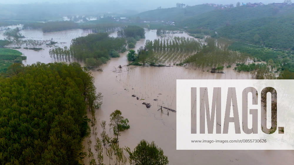 Heavy rain causes flooding in Turkiye s Sakarya SAKARYA, TURKIYE - MAY 4: An aerial view of flooded agricultural land and residential areas after the Melen River overflowed due to heavy rainfall in Sakarya, Turkiye, on May 4, 2026. Basements of some homes and nearby fields were inundated, while standing water also accumulated in school and mosque courtyards. Davut Genc Anadolu Sakarya Turkey. Editorial use only. Please get in touch for any other usage.
