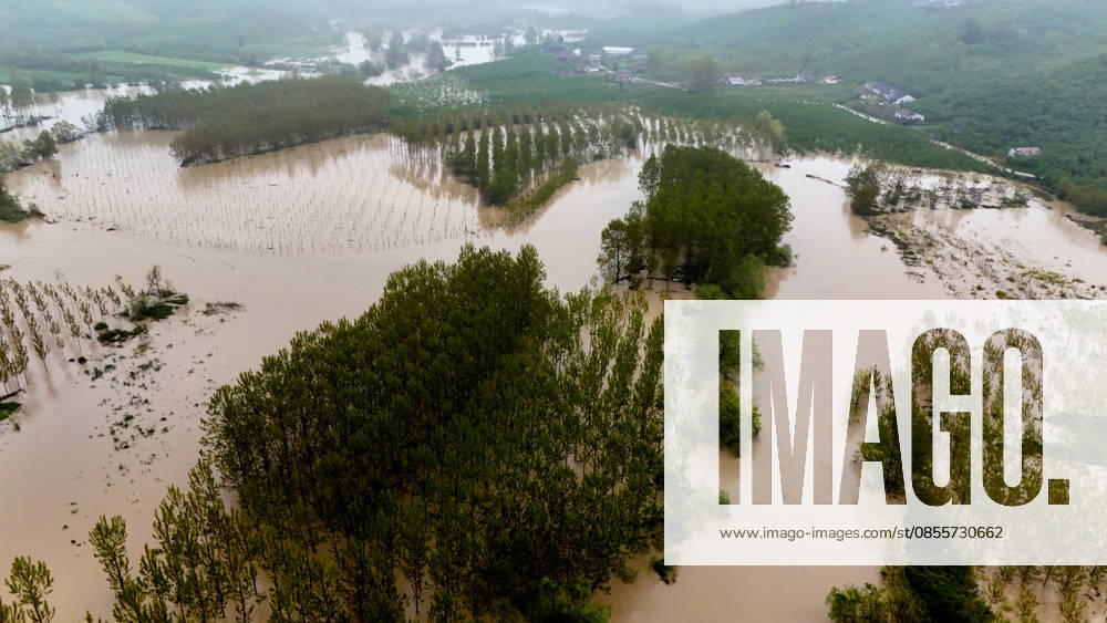 Heavy rain causes flooding in Turkiye s Sakarya SAKARYA, TURKIYE - MAY 4: An aerial view of flooded agricultural land and residential areas after the Melen River overflowed due to heavy rainfall in Sakarya, Turkiye, on May 4, 2026. Basements of some homes and nearby fields were inundated, while standing water also accumulated in school and mosque courtyards. Davut Genc Anadolu Sakarya Turkey. Editorial use only. Please get in touch for any other usage.