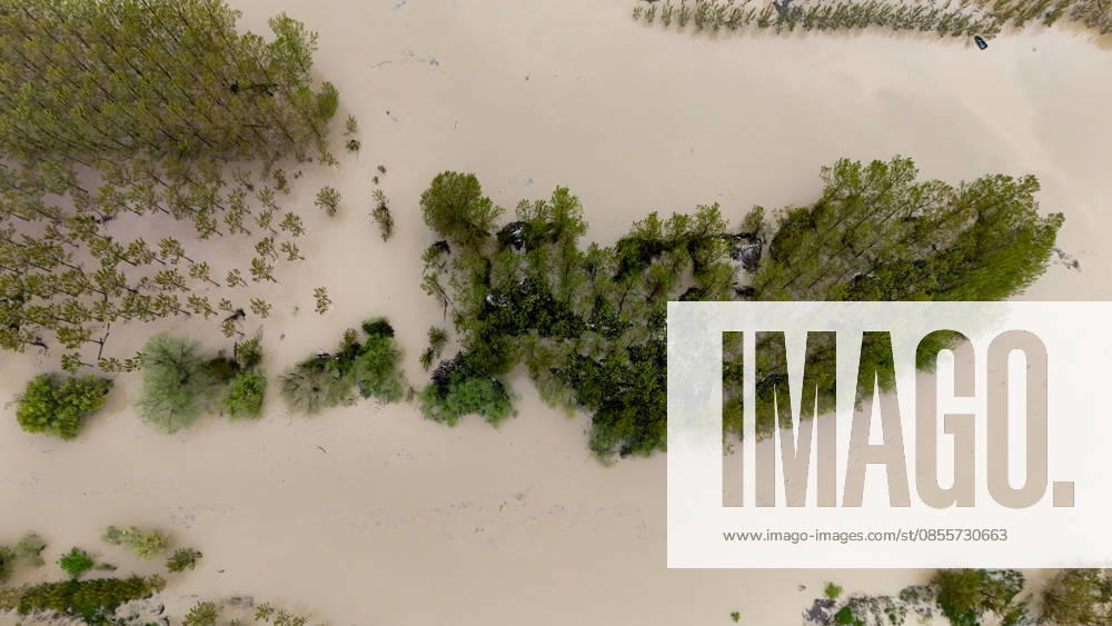 Heavy rain causes flooding in Turkiye s Sakarya SAKARYA, TURKIYE - MAY 4: An aerial view of flooded agricultural land and residential areas after the Melen River overflowed due to heavy rainfall in Sakarya, Turkiye, on May 4, 2026. Basements of some homes and nearby fields were inundated, while standing water also accumulated in school and mosque courtyards. Davut Genc Anadolu Sakarya Turkey. Editorial use only. Please get in touch for any other usage.