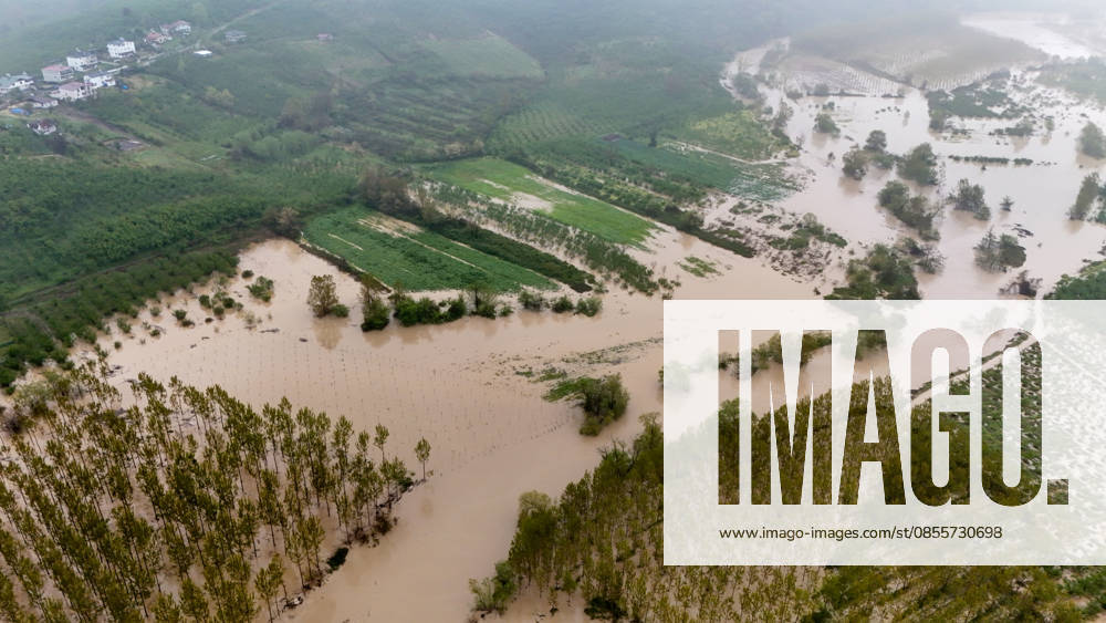 Heavy rain causes flooding in Turkiye s Sakarya SAKARYA, TURKIYE - MAY 4: An aerial view of flooded agricultural land and residential areas after the Melen River overflowed due to heavy rainfall in Sakarya, Turkiye, on May 4, 2026. Basements of some homes and nearby fields were inundated, while standing water also accumulated in school and mosque courtyards. Davut Genc Anadolu Sakarya Turkey. Editorial use only. Please get in touch for any other usage.