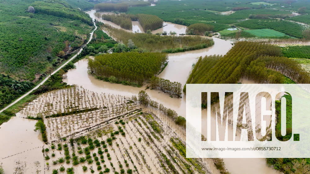 Heavy rain causes flooding in Turkiye s Sakarya SAKARYA, TURKIYE - MAY 4: An aerial view of flooded agricultural land and residential areas after the Melen River overflowed due to heavy rainfall in Sakarya, Turkiye, on May 4, 2026. Basements of some homes and nearby fields were inundated, while standing water also accumulated in school and mosque courtyards. Davut Genc Anadolu Sakarya Turkey. Editorial use only. Please get in touch for any other usage.