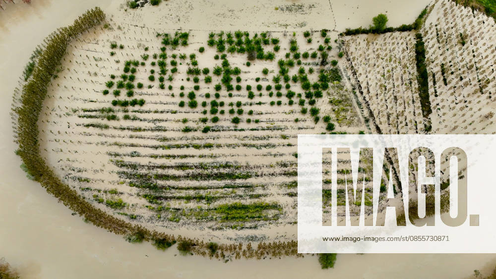Heavy rain causes flooding in Turkiye s Sakarya SAKARYA, TURKIYE - MAY 4: An aerial view of flooded agricultural land and residential areas after the Melen River overflowed due to heavy rainfall in Sakarya, Turkiye, on May 4, 2026. Basements of some homes and nearby fields were inundated, while standing water also accumulated in school and mosque courtyards. Davut Genc Anadolu Sakarya Turkey. Editorial use only. Please get in touch for any other usage.