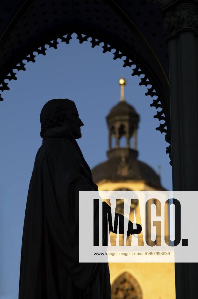 Lutherdenkmal, Martin-Luther-Denkmal, dahinter Stadtkirche St. Marien, Marktplatz, Lutherstadt Wittenberg, Abendstimmung, Sachsen-Anhalt, Deutschland Luther Memorial, Martin Luther Memorial, St. Marien City Church, Market Square, Luther city Wittenberg, evening mood, Saxony-Anhalt, Germany