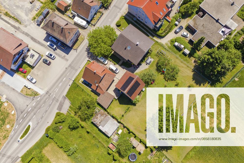 Wohngebiet mit Häusern und weitläufigen Grünflächen sowie breiten Straßen, aus einer Luftaufnahme betrachtet, PV auf Privathaus, Wurmberg, Deutschland Residential area with houses and extensive green areas as well as wide roads, viewed from an aerial view, PV on private house, Wurmberg, Germany