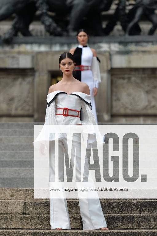 (181007) -- MEXICO CITY, Oct. 7, 2018 -- A model presents a creation at the Benito Santos Show on the first day of Mercedes-Benz Fashion Week Mexico City in Mexico City, Mexico, on Oct. 7, 2018. ) MEXICO-MEXICO CITY-FASHION WEEK XinxYuewei