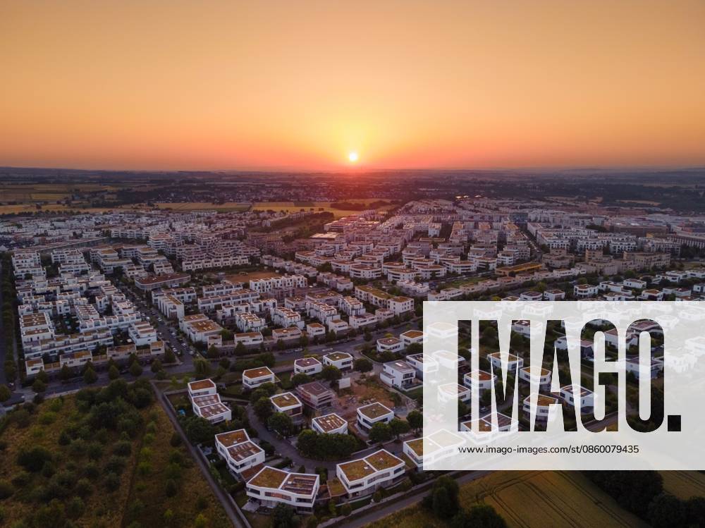 Sunrise During a Heat Wave in Germany: The sun rises behind the houses in the Riedberg district of Frankfurt, Germany 2026-06-26_ffm_sonnenaufgang_02