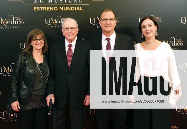 US writer Noah Gordon poses with his family as he arrives for the world musical of The Doctor , based in his bestseller, at the Nuevo Apolo Theater, in Madrid, 17 October 2018. Premiere of the musical The Doctor in Madrid !ACHTUNG: NUR REDAKTIONELLE NUTZUNG!