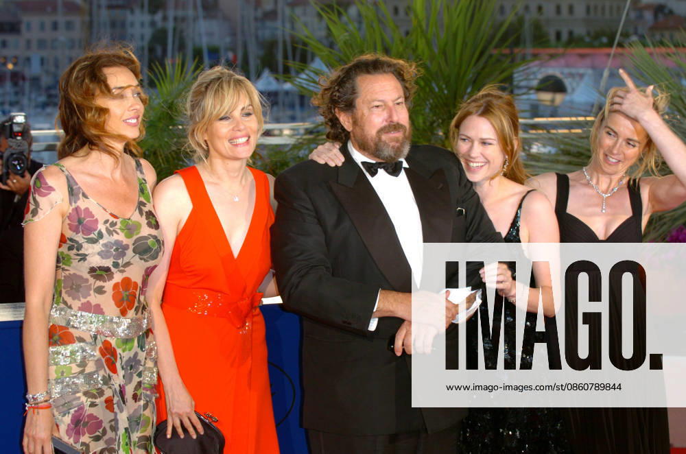 Cannes Winners Photocall 2007 May 27, 2007 - Cannes, France - ANNE CONSIGNY, MARIE-JOSEE CROZE, Best Director JULIAN SCHNABEL, EMMANUELLE SEIGNER and OLATZ LOPEZ GARMENDIA at the photo call for the winners of the 2007 Cannes Film Festival awards gala.