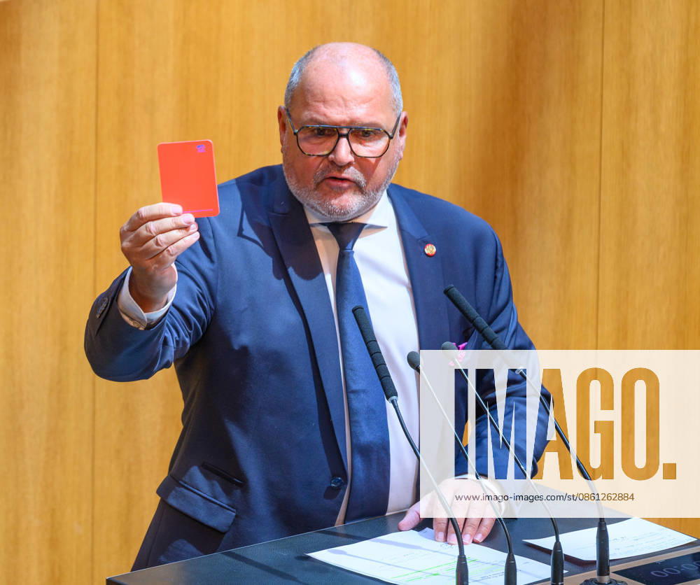 91st Session of the National Council PHOTO: Rep. Alois Schroll (SPÖ) shows the FPÖ the red card 91st Session of the National Council National Council, National Council session, parliamentary session, parliament, plenary session 91st Session of the National Council