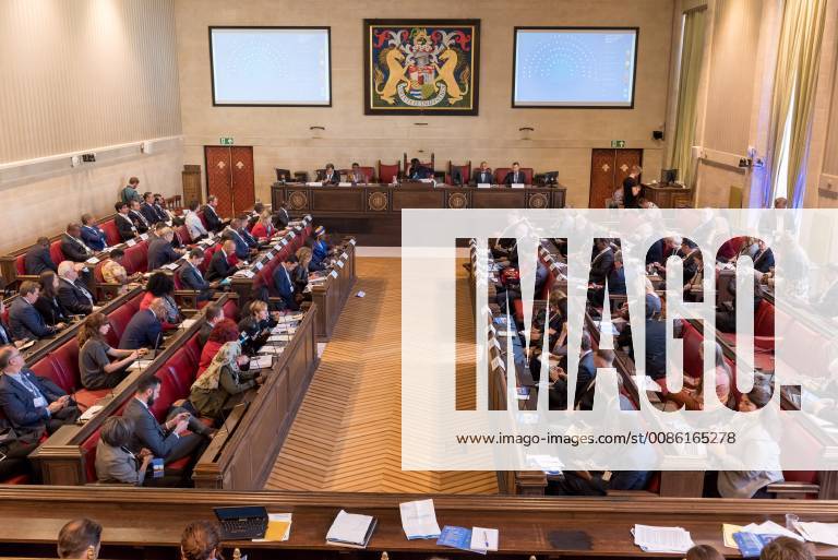 Bristol, Bristol, UK - Bristol, UK. Global Parliament of Mayors Annual Summit, 21-23 October 2018, at Bristol City Hall. Picture of the plenary session on harnessing the power of migration. The Global Parliament of Mayors 2018 is the biggest and most ambitious Annual Summit to date. GPM Bristol 2018 will host up to 100 global mayors for an action-focused summit that addresses some of the biggest challenges facing todays world cities. GPM Bristol 2018s theme, Empowering Cities as Drivers of Change, will focus minds on global governance and the urgent need for the influence, expertise and leadership of cities to be felt as international policy is shaped. GPM Bristol 2018 will provide mayoral delegates with a global network of connections and a space to develop the collective city voice necessary to drive positive ch - ZUMAl94_ 20181022_zaf_l94_072