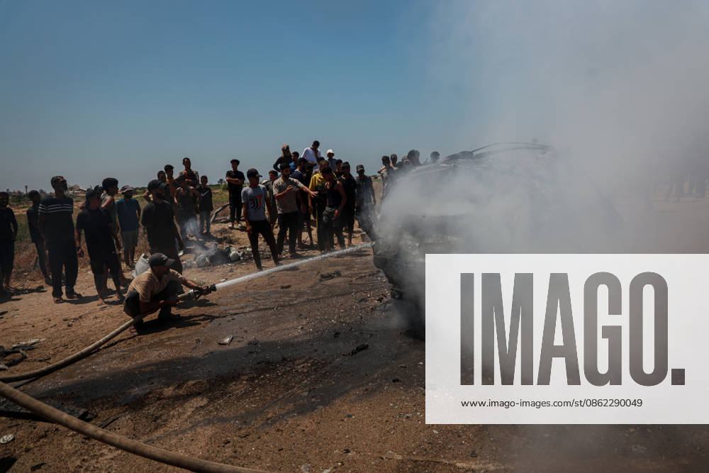Israeli attacks continue in Gaza GAZA, PALESTINE - JULY 21 : Firefighters and local Palestinians attempt to extinguish a burning civilian vehicle after it was targeted in an Israeli attack in the Nuseirat refugee camp in the central Gaza Strip on July 21, 2026 in Gaza, Palestine. Abdalhkem Abu Riash Anadolu Gaza City Gaza. Editorial use only. Please get in touch for any other usage.