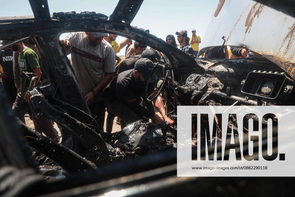 Israeli attacks continue in Gaza GAZA, PALESTINE - JULY 21 : Firefighters and local Palestinians attempt to extinguish a burning civilian vehicle after it was targeted in an Israeli attack in the Nuseirat refugee camp in the central Gaza Strip on July 21, 2026 in Gaza, Palestine. Abdalhkem Abu Riash Anadolu Gaza City Gaza. Editorial use only. Please get in touch for any other usage.