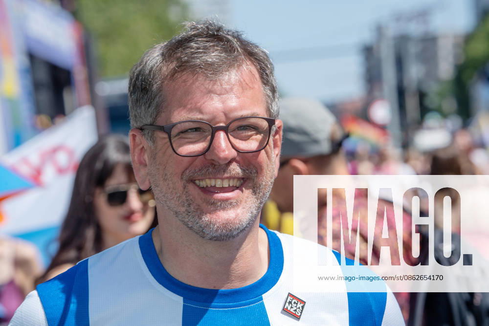 CSD Berlin 2026, Werner Graf, GRÜNEN-Spitzenkandidat für die Berliner Abgeordnetenhauswahl am 20. September 2026, große CSD-Parade am Samstag, Motto: Haltung ist hot, Berlin, 25. Juli 2026 Deutschland, Berlin, 25. Juli 2026, CSD Berlin 2026, CSD-Parade, Werner Graf, GRÜNEN-Spitzenkandidat für die Berliner Abgeordnetenhauswahl am 20. September 2026, im Hertha-BSC-Trikot, Demonstrationszug von der Leipziger Straße über den Potsdamer Platz zum Brandenburger Tor, CSD-Motto: Haltung ist hot, Hunderttausende Teilnehmer, bunt geschmückte Wagen und zahlreiche Fußgruppen ziehen durch die Berliner Innenstadt, Christopher Street Day, 2. Tag des Berliner CSD-Wochenendes, Demonstration der queeren Community für gesellschaftliche Vielfalt und