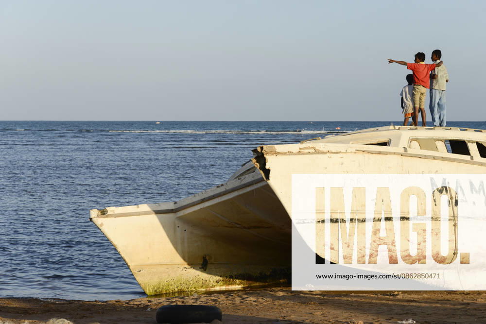 DSCHIBUTI, Obock, Meerenge Bab el Mandeb, mit Hilfe von Schleppern versuchen aethiopische Migranten von hier nach Jemen ueberzusetzen, um weiter nach Saudi Arabien oder Europa zu gelangen Obock Djibouti