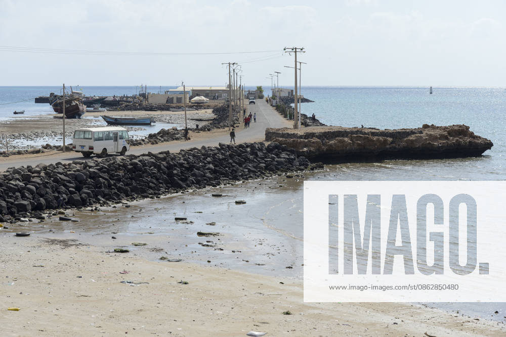 DSCHIBUTI, Obock, Meerenge Bab el Mandeb, mit Hilfe von Schleppern versuchen aethiopische Migranten von hier nach Jemen ueberzusetzen, um weiter nach Saudi Arabien oder Europa zu gelangen Obock Djibouti