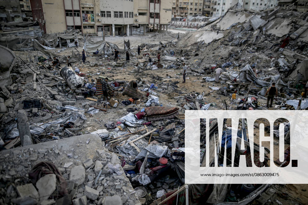 Israeli attacks continue in Gaza GAZA, PALESTINE - JULY 30 : Palestinians inspect the damage following Israeli airstrikes targeting civilian settlement areas in the Shatila (Shati) Refugee Camp on July 30, 2026 in Gaza, Palestine. Saeed M. M. T. Jaras Anadolu Gaza City Gaza. Editorial use only. Please get in touch for any other usage.