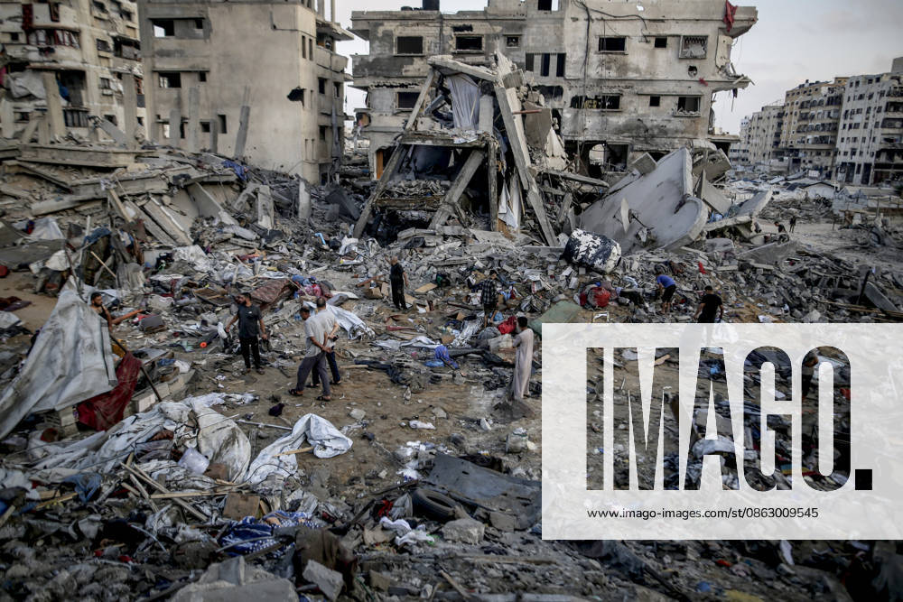 Israeli attacks continue in Gaza GAZA, PALESTINE - JULY 30 : Palestinians inspect the damage following Israeli airstrikes targeting civilian settlement areas in the Shatila (Shati) Refugee Camp on July 30, 2026 in Gaza, Palestine. Saeed M. M. T. Jaras Anadolu Gaza City Gaza. Editorial use only. Please get in touch for any other usage.