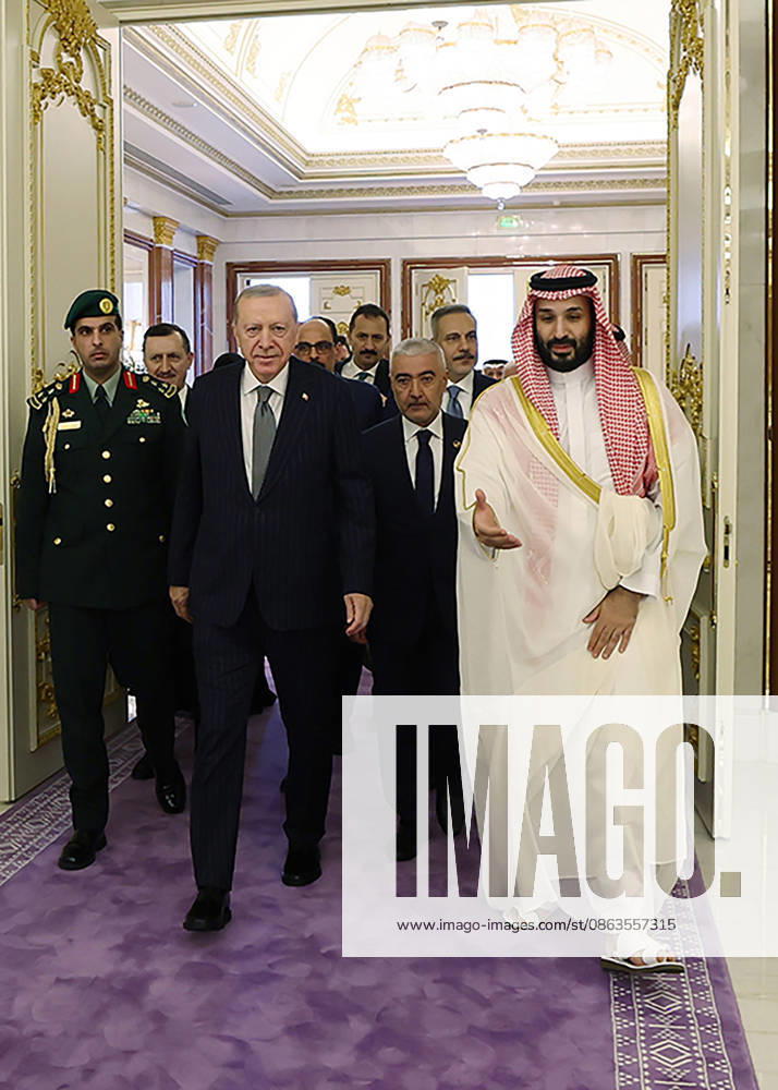 Turkish President Recep Tayyip Erdogan (C) meets with Saudi Crown Prince Mohammed bin Salman (R) during a working visit in Mecca, Saudi Arabia, on Friday on August 7, 2026. SAU2026080713 TurkishxPresidencyxOffice