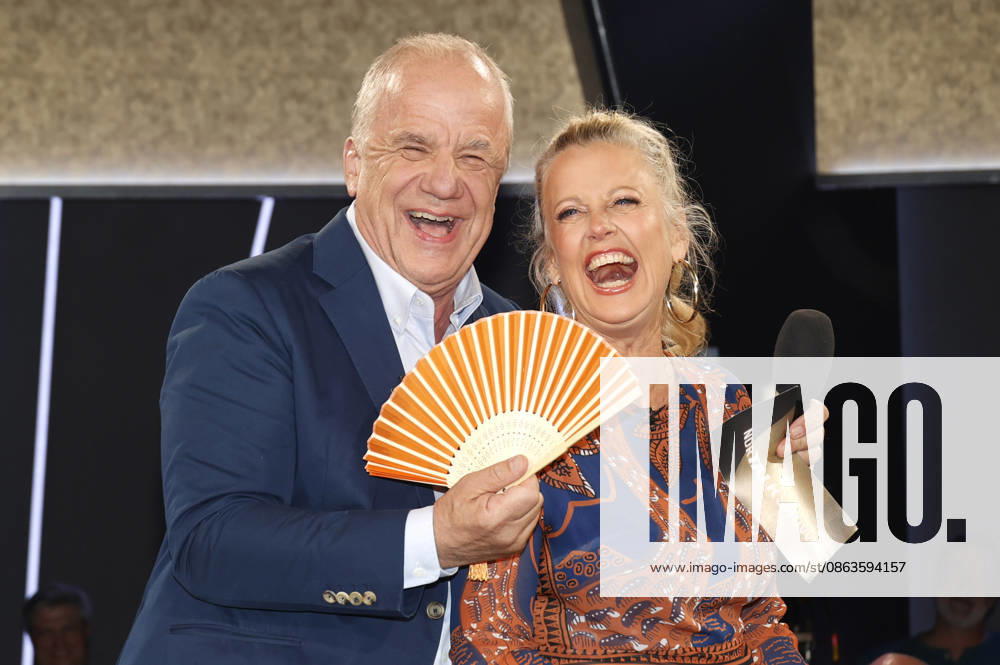 Hubertus Meyer Burckhardt and Barbara Schöneberger during the taping of the NDR Talk Show at the NDR television studio in Lokstedt, Hamburg, June 26, 2026 Foto:xH.xHartmannx xFuturexImagex ndr_talk2606_6602