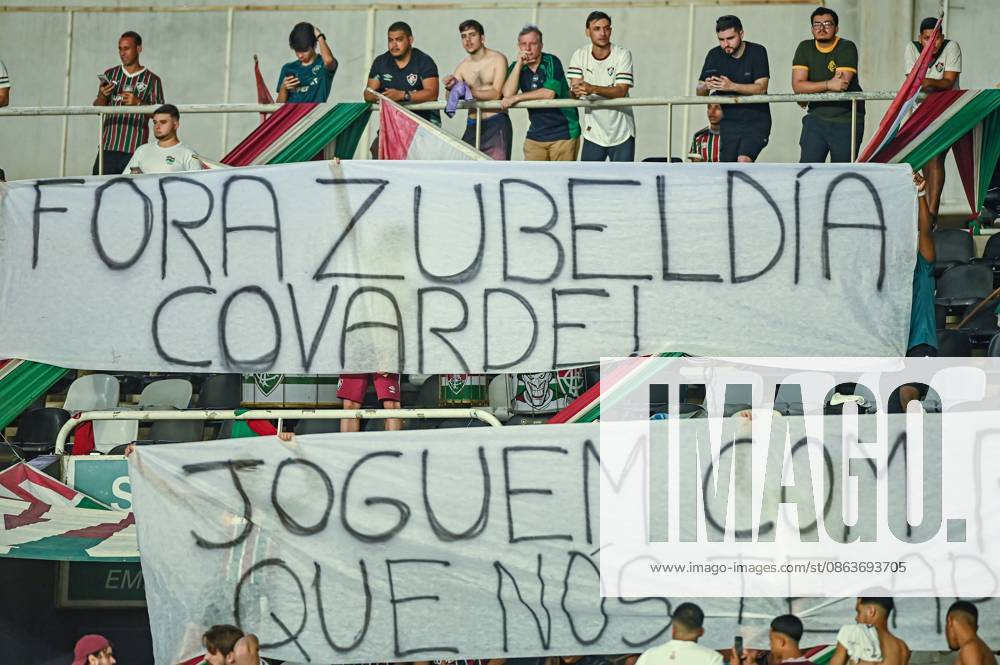 A match valid for the 2026 Brazilian Championship between Botafogo and Fluminense. Rio de Janeiro, RJ, 08.08.2026 Botafogo-Fluminense - Fluminense fans seen protesting before the players entered the field, during a match between Botafogo and Fluminense, valid for the 2026 Brazilian Championship, at the Nilton Santos stadium, on Saturday night.(Foto: Jayson Braga Brazil Photo Press Brazil Photo Press) INTERNATIONAL Rio de Janeiro Rio de Janeiro Brasil